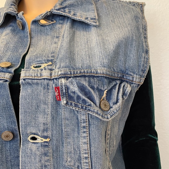 Vintage 90’s oversized medium wash Levi’s vest with pockets and grommet buttons! - Picture 5 of 9